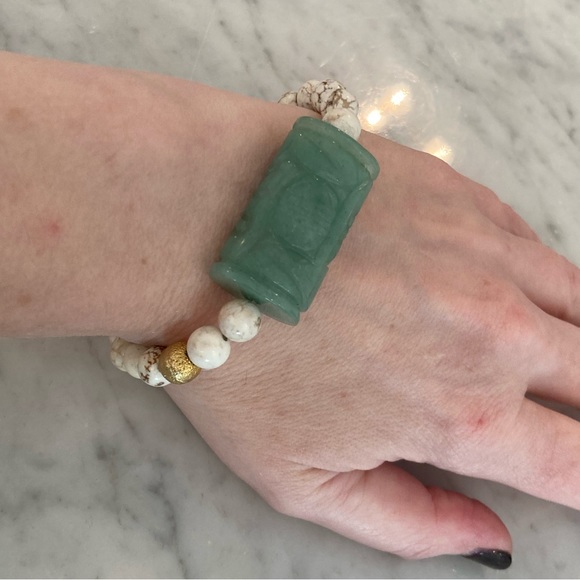 Carved Jade and Howlite Beaded Bracelet - Picture 12 of 13
